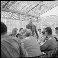 Moment de cohésion entre civils et militaires. [Description en cours]