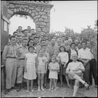 Moment de cohésion entre civils et militaires. [Description en cours]