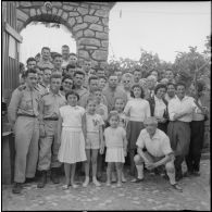 Moment de cohésion entre civils et militaires. [Description en cours]