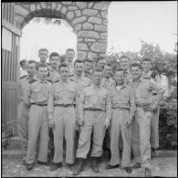 Moment de cohésion entre civils et militaires. [Description en cours]
