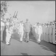 Visite du croiseur "De Grasse" par le général de Gaulle. [Description en cours]<br>