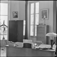 Alger. Etat-Major Interarmées (EMI). Un bureau.