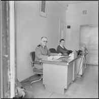 Alger. Etat-Major Interarmées (EMI). Une autorité à son bureau.