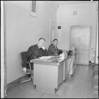 Alger. Etat-Major Interarmées (EMI). Deux autorités à leurs bureaux.