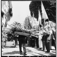 8 Mai. Fête de la Victoire. Monsieur Delouvrier dépose une gerbe de fleurs au monument aux morts.