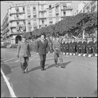 8 Mai. Fête de la Victoire. Les personnalités passent les troupes en revue.