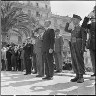 8 Mai. Fête de la Victoire. Les personnalités saluant le drapeau.