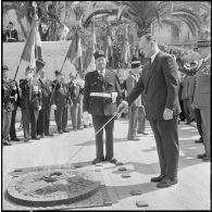 8 Mai. Fête de la Victoire. Paul Delouvrier ranime la flamme.