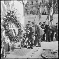 8 Mai. Fête de la Victoire. Le général Crépin dépose une gerbe de fleurs au monument aux morts.