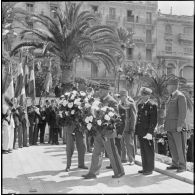 8 Mai. Fête de la Victoire. Le général Crépin dépose une gerbe de fleurs au monument aux morts.