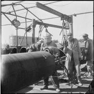 Gazoduc d'Arzew. Les ouvriers sont équipés pour réaliser les manoeuvres.