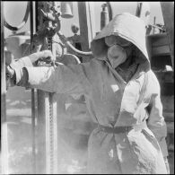 Gazoduc d'Arzew. Portrait d'un ouvrier en tenue de protection réalisant une manoeuvre.