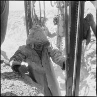 Gazoduc d'Arzew. Portrait d'un ouvrier en tenue de protection réalisant une manoeuvre.