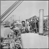 Gazoduc d'Arzew. Un ouvrier conduit un engin de travaux publics.