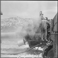 Gazoduc d'Arzew. Un ouvrier fait une manoeuvre.
