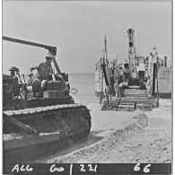 Arzew. Manoeuvre Triton. Exercices de débarquement de matériel sur la plage.