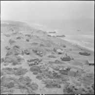 Arzew. Manoeuvre Triton. Vue aérienne du campement sur la plage.