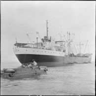 Arzew. Manoeuvre Triton. Le cargo "Aulne" et un engin amphibie.