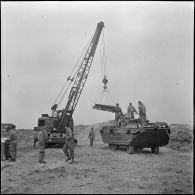 Arzew. Manoeuvre Triton. Exercices de débarquement de matériel sur la plage.