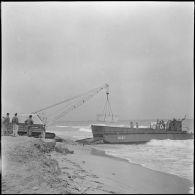 Arzew. Manoeuvre Triton. Exercices de débarquement de matériel sur la plage.