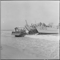 Arzew. Manoeuvre Triton. Exercices de débarquement de matériel sur la plage.