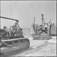 Arzew. Manoeuvre Triton. Exercices de débarquement de matériel sur la plage.