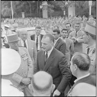 Alger. Place Bir Hakeim. A la fin de la cérémonie Paul Delouvrier se dirige vers les journalistes et leur adresse quelques mots.
