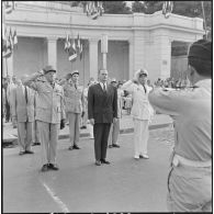 Alger. Place Bir Hakeim. Prise d'arme : le général Crépin, Paul Delouvrier et l'Amiral Auboyneau.