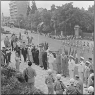 Alger. Place Bir Hakeim. Prise d'arme : le général Crépin, Paul Delouvrier et l'Amiral Auboyneau.