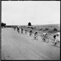 Bône. Championnats de France de cyclisme militaire. Peloton sur la route.