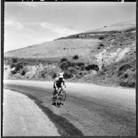 Bône. Championnats de France de cyclisme militaire. Un cycliste et Bernard Glais arrivent les premiers au col du Fedjouz.