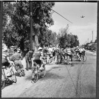 Bône. Championnats de France de cyclisme militaire. Ravitaillement des coureurs à Petit.