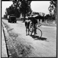 Bône. Championnats de France de cyclisme militaire. Motte repart après une crevaison.