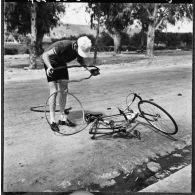 Bône. Championnats de France de cyclisme militaire. Motte repart après une crevaison.