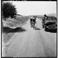 Bône. Championnats de France de cyclisme militaire. Les cyclistes sur la route.