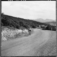 Bône. Championnats de France de cyclisme militaire. Bernard Glais seul au col du Nador.