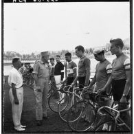 Bône. Championnats de France de cyclisme militaire. Vélodrome. Le colonel Vial se fait présenter les coureurs par le capitaine Morgand, officier des sports de la zone est constantinois (ZEC).