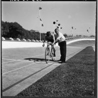 Bône. Championnats de France de cyclisme militaire. Vélodrome. Départ d'une course de poursuite, ici Henri Rogbon.