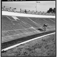 Bône. Championnats de France de cyclisme militaire. Epreuves de poursuite et de vitesse sur le vélodrome de Bône.