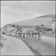 Bône. Championnats de France de cyclisme militaire. Le peloton au col du Fedjouz.