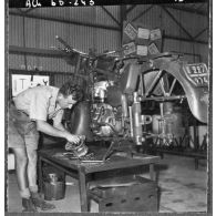 Beni-Messous. Camp Basset. Compagnie de circulation routière 210 (CCR 210). Un mécano au travail sur une moto.