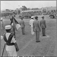 Colomb-Béchar. Festivités du 14 Juillet 1960 dans la zone ouest sud (ZOS). Le défilé devant les hautes personnalités civiles et militaires.