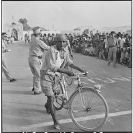 Colomb-Béchar. Festivités du 14 Juillet 1960 dans la zone ouest sud (ZOS). Le vainqueur et... les moins chanceux.