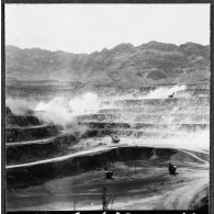 Mines du djebel Ouenza. Abattage par explosif.