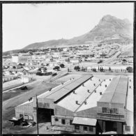 Mines du djebel Ouenza. Centre de la ville, au premier plan la station service.