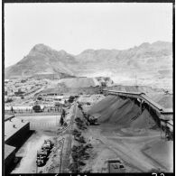 Mines du djebel Ouenza. A droite le stock de réserve.