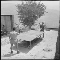 27e bataillon de chasseurs alpins (27e BCA). A Moknea, une partie de tennis de table entre deux sergents.