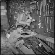 27e bataillon de chasseurs alpins (27e BCA). Deux savoyards dans le magasin du corps à Iffigha.