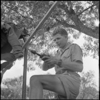 27e bataillon de chasseurs alpins (27e BCA). Petits travaux utiles : un chasseur améliore la toiture de son 4x4.