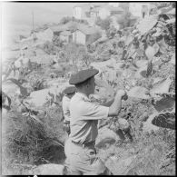 27e bataillon de chasseurs alpins (27e BCA). Les chasseurs sont friands de figues de Barbarie, ici à Iffigha.